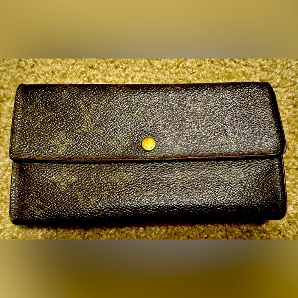 Louis Vuitton sarah long wallet